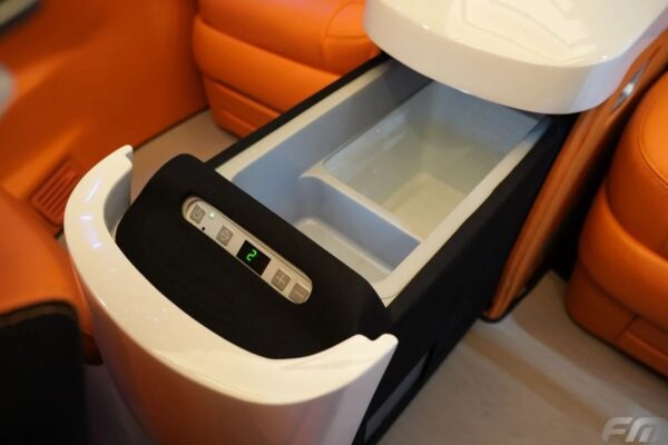 Mercedes Benz V-300 (VIP BUSINESS VAN)